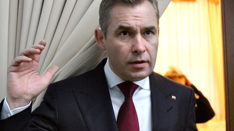 Следствие разыгрывает детскую карту