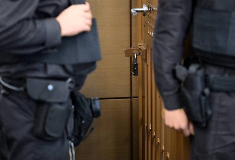 За покровительство подпольному казино в Красноярске осудят двух полицейских