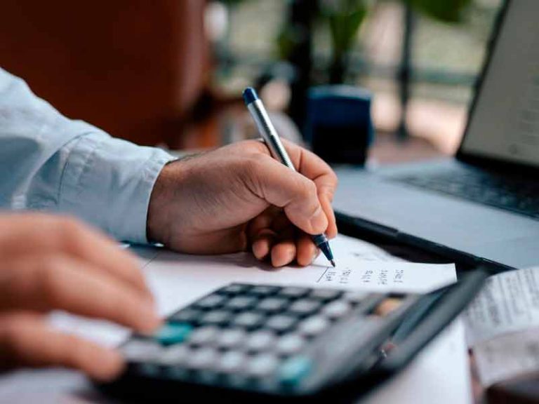 Игорный бизнес уплатил на 83,2% больше налогов, — Гетманцев