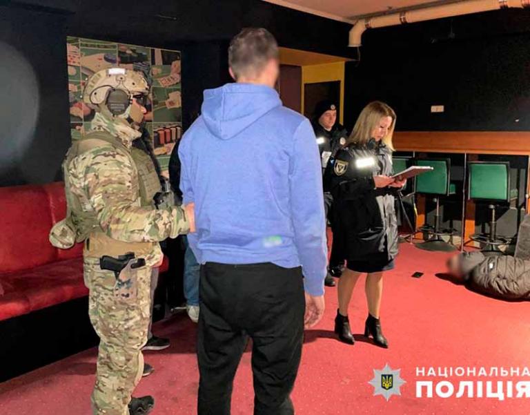Как полиция штурмовала нелегальное казино в Чернигове (Фото, видео)