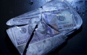 Россиян предупредили о рисках заморозки активов на криптобиржах