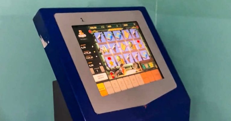 Встречают прямо у входа: челябинцы жалуются на заполонившие ТЦ игровые автоматы